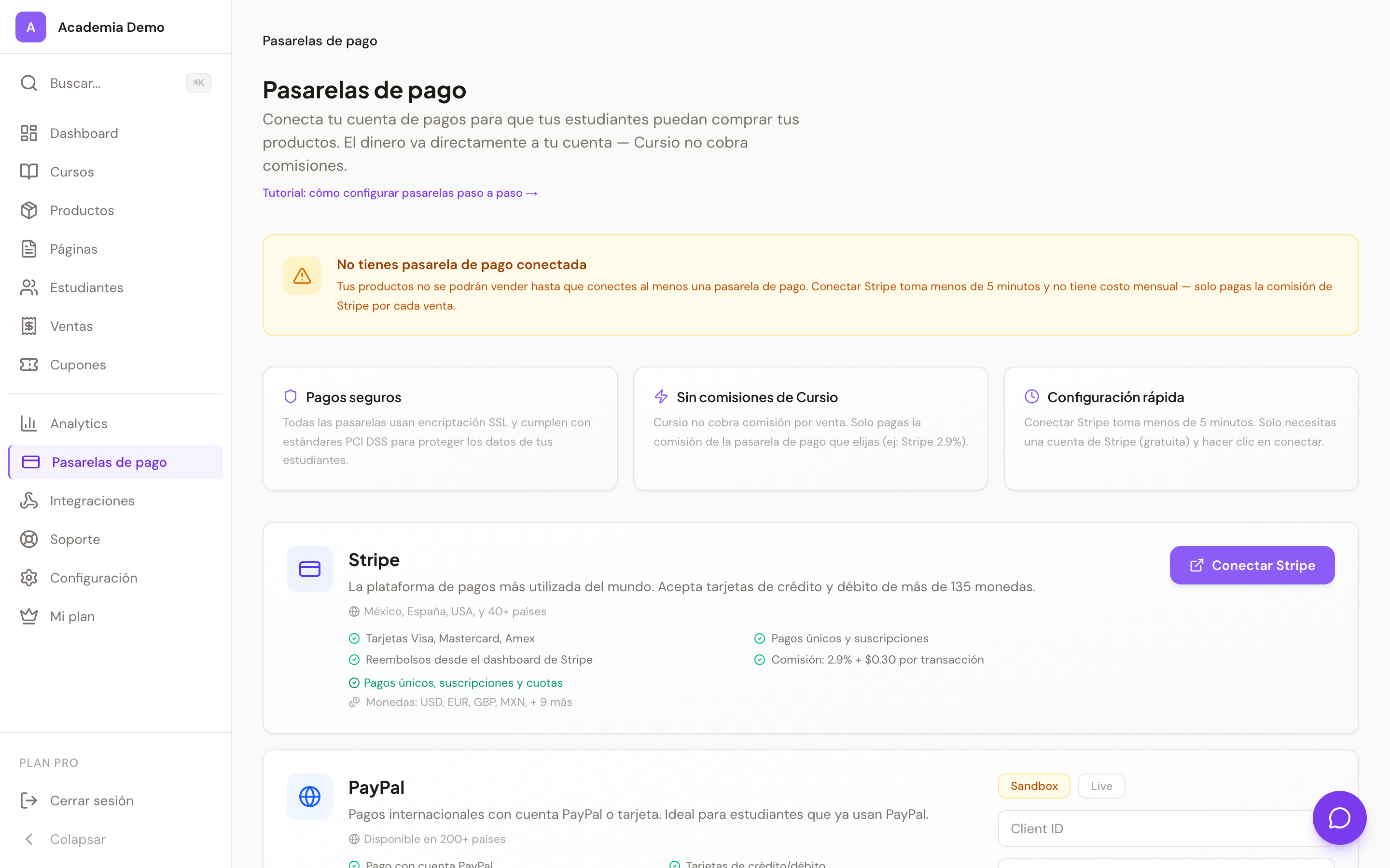 Panel de configuración de pasarelas de pago en Cursio mostrando Stripe y PayPal